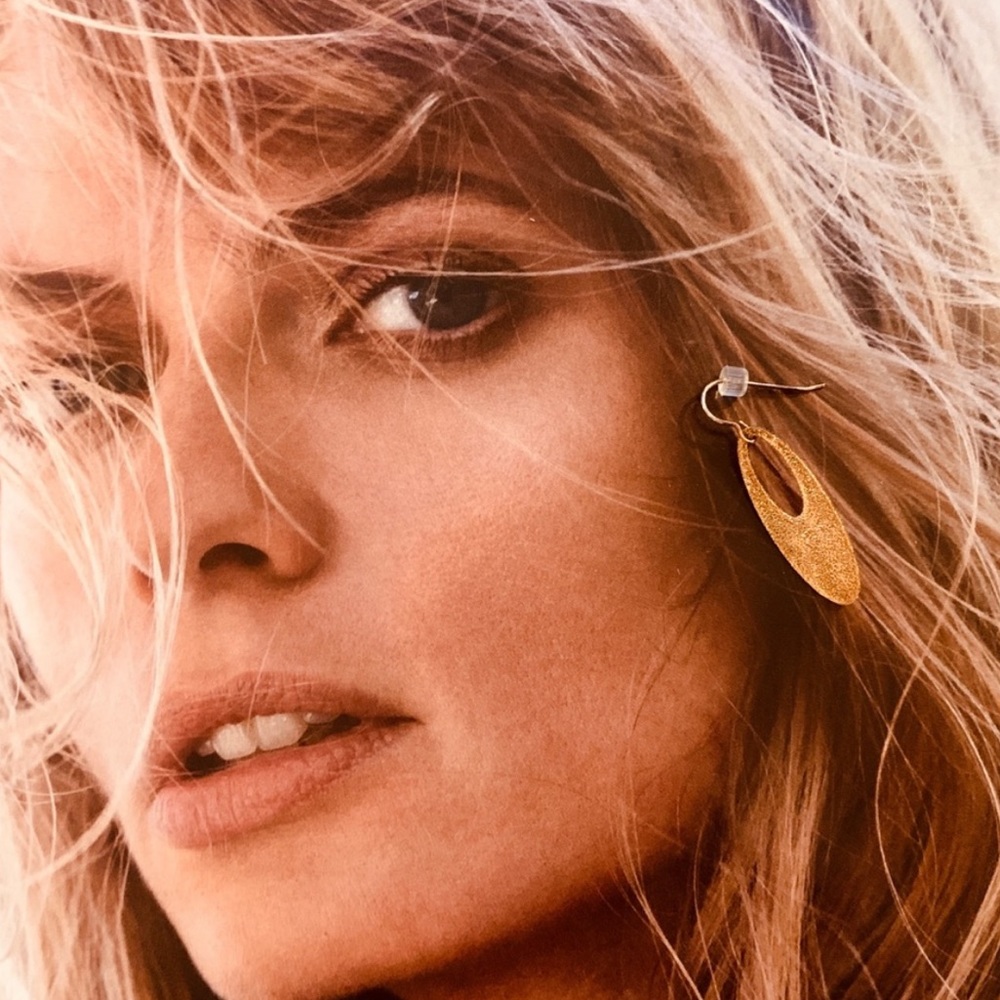 Gorgeous Gold‎ Sparkly oval shaped earrings